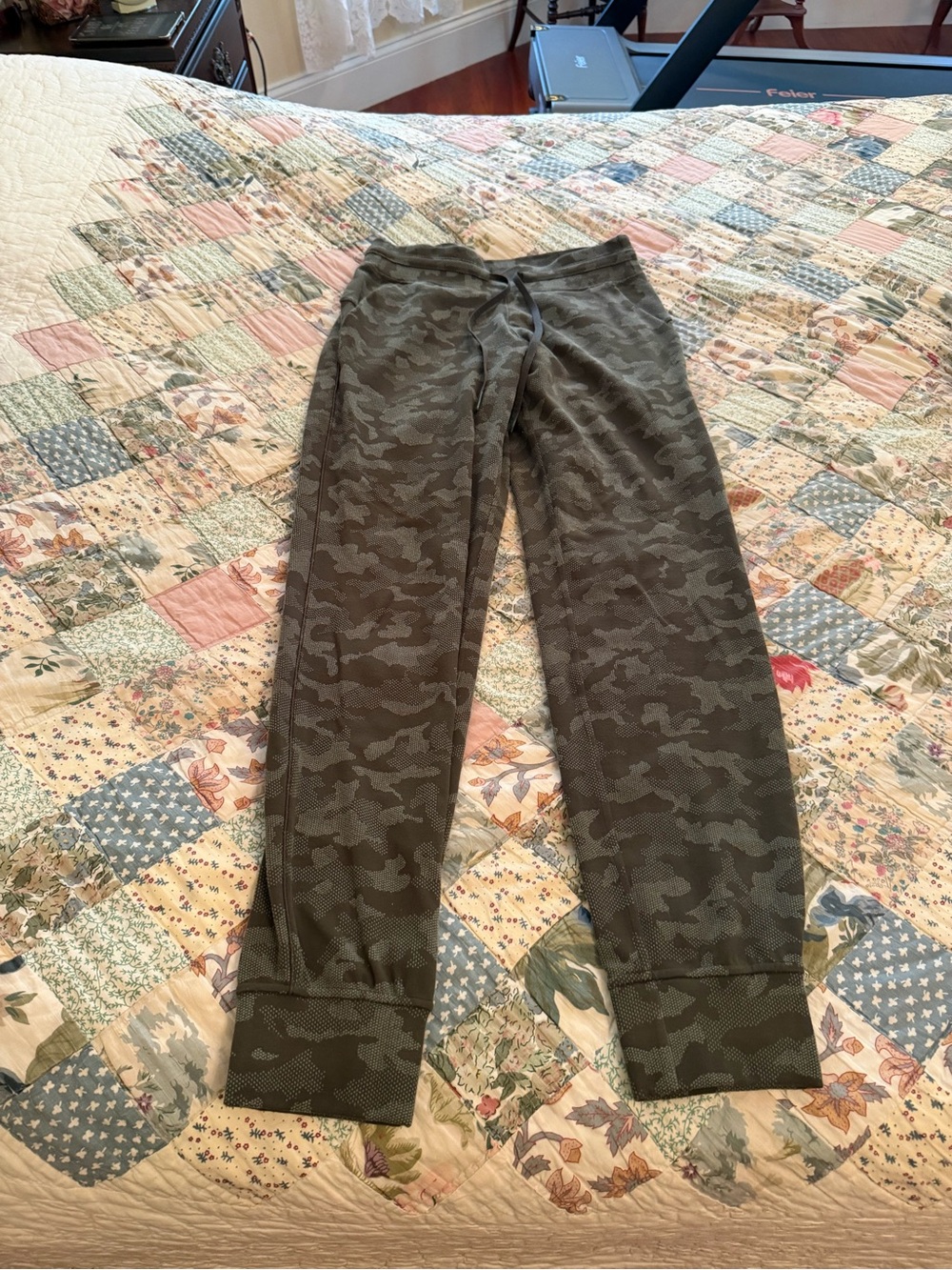 LULULEMON READY TO RULU JACQUARD JOGGER SIZE 6 GREEN CAMO